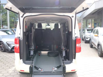 Toyota Proace Verso Electric Taxi von innen mit rollstuhlgerechtem Fahrzeugumbau von S+K