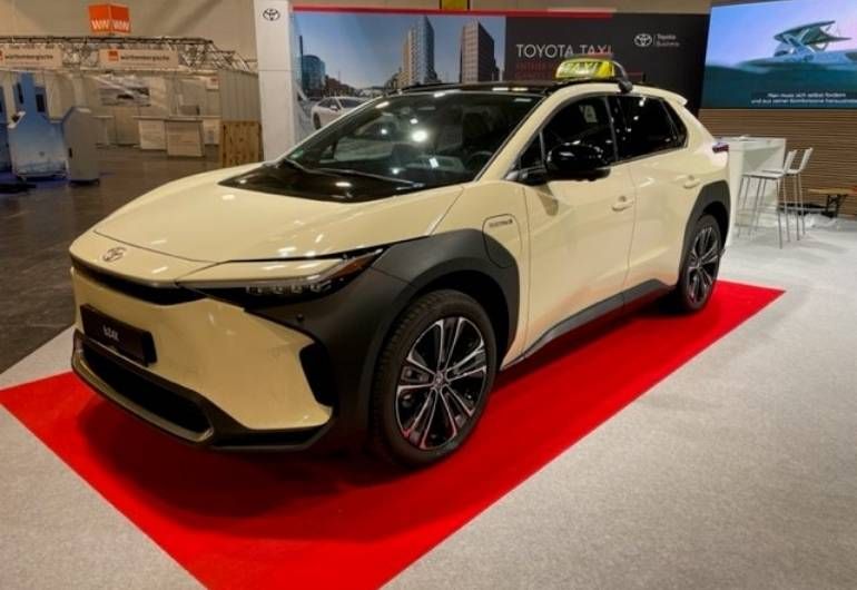 S+K und der Toyota bZ4X auf der Europäischen Taximesse 2022