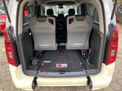 Toyota Proace City Verso Taxi Kofferraum mit rollstuhlgerechtem Fahrzeugumbau von S+K