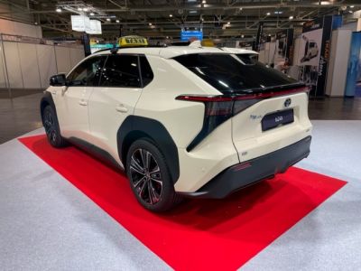 Der vollelektrische Toyota bZ4X als Taxi Heckansicht